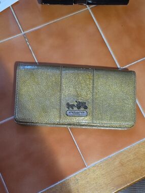 COACH GOLD METALLIC CLUTCH (REHAB PROJECT)